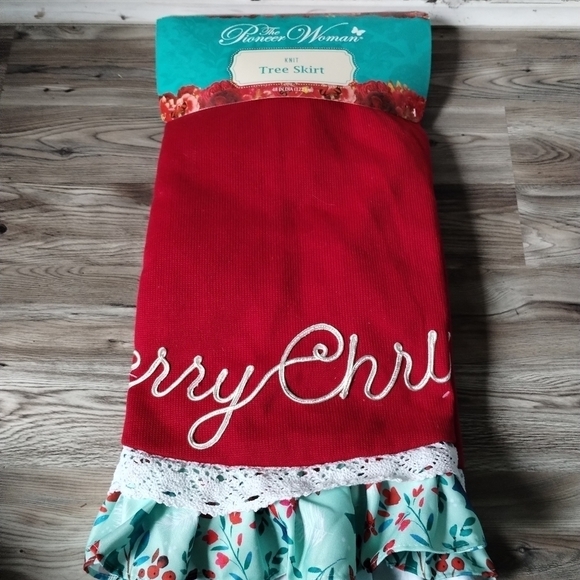 The Pioneer Woman Red Knit Merry Christmas Tree Skirt - Picture 4 of 4